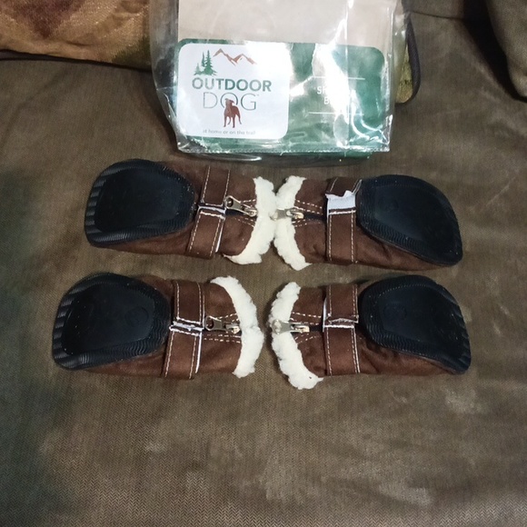 Outdoor Dog shearling boots brown size medium 4 boots - Picture 14 of 17